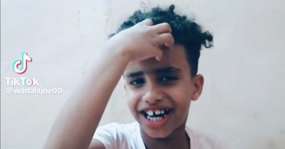 شاهد بالصورة والفيديو.. طفل سوداني يعبر عن سعادته بانتصارات الجيش وخروج المواطنين في مسيرات حاشدة ويناشد قادة الجيش: (يا عمنا كباشي عليك الله تاني هدنة مافي بل بس) 10 354779086 234515962380849 4999625230204519389 n