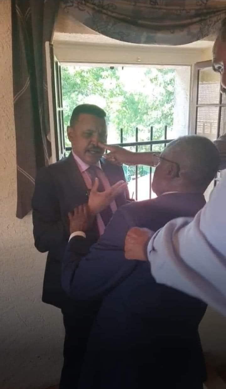 شاهد بالصورة والفيديو.. أحدهم ضربه في أنفه.. مستشار حميدتي يتعرض للاعتداء من قبل سودانيون مقيمون بإحدى الدول الأوروبية وساخرون (عفيت منكم ويدكم تمسك شباك النبي) 10 355108151 1656396798210152 5654052860254923808 n