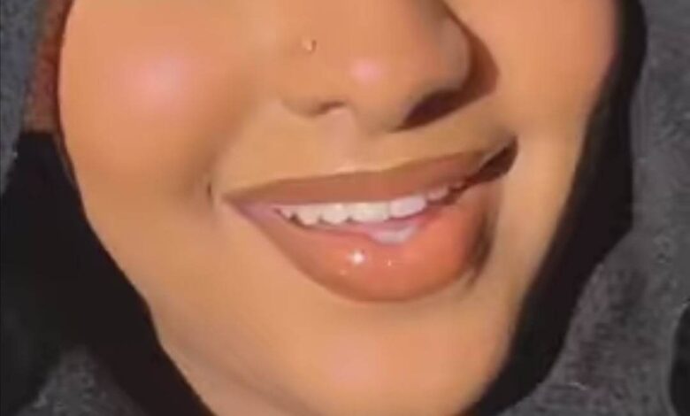 شاهد بالصورة والفيديو.. حسناء سودانية تتمايل في الرقص وتستعرض بــ(غمازتها) الملفتة على أنغام أغنية (الغمازات أنا اذني أذية) 1 355621495 775361030949089 7664667546161630663 n