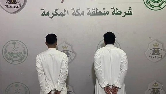 شاهد بالصورة. بعد فيديو "المساس بالآداب العامة" وبعد أن تخطت مشاهداته مليون مشاهدة.. السلطات السعودية تلقي القبض على أبطال المقلب المثير مع الشاب السوداني 1 FzJNMisaMAINXMH