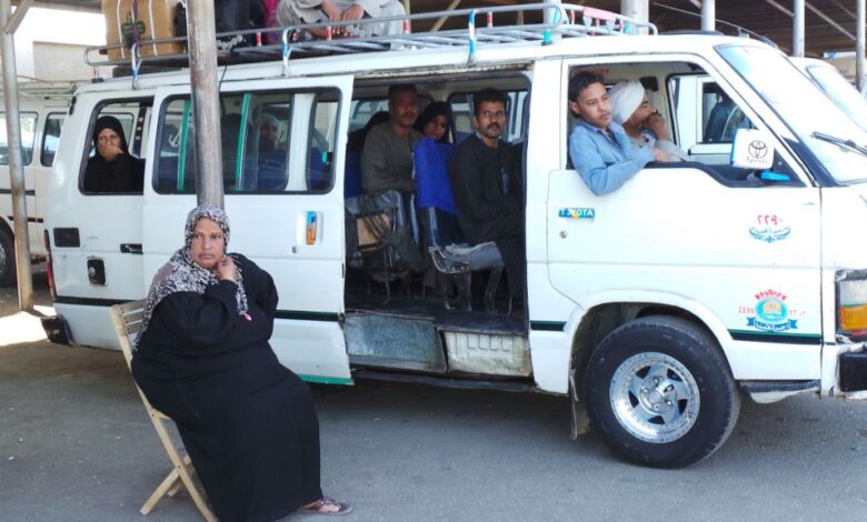 شاهد بالفيديو.. طلب منه أن يقف له في محطته لكن السائق حاول استفزازه.. "رباطابي" في مصر يرد على سائق "ميكروباص" بطريقة ساخرة أضحكت الركاب والمتابعين 1 موقف ميكروباص 1024x576 1