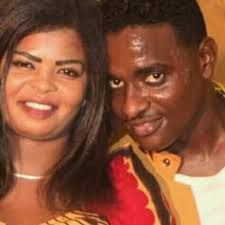 شاهد بالفيديو.. فتيات سودانيات يتزاحمن أمام الفنان علي كايرو لاحتضانه ووضع أموال "النقطة" داخل صدره والمطرب يرد عليهن أثناء الغناء: (الأحضان دي أنا فترت منها) 10 علي كايرو