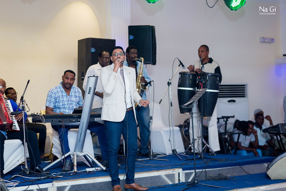 شاهد بالفيديو.. خلال حفل خاص بالقاهرة.. الفنان السوداني محمد الريان يغني بــ(البرمودة) ويثير سخرية جمهور مواقع التواصل 10 محمد الريان