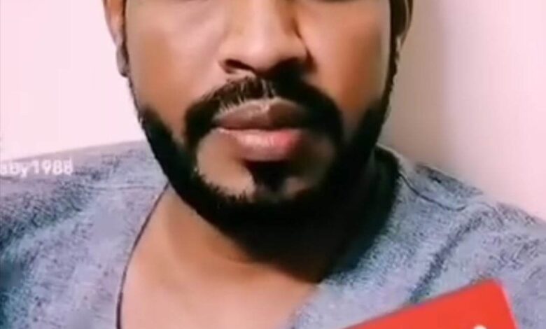 شاهد بالفيديو.. ناشط سوداني يهاجم شيخ الأمين ويتهمه بالخيانة والتخابر وتجنيد الشباب لصالح الدعم السريع ويقول: ركزوا في حديثي وستكتشفوا خيانته للوطن بالدليل القاطع 1 357948347 647169183959371 4108927408643847619 n