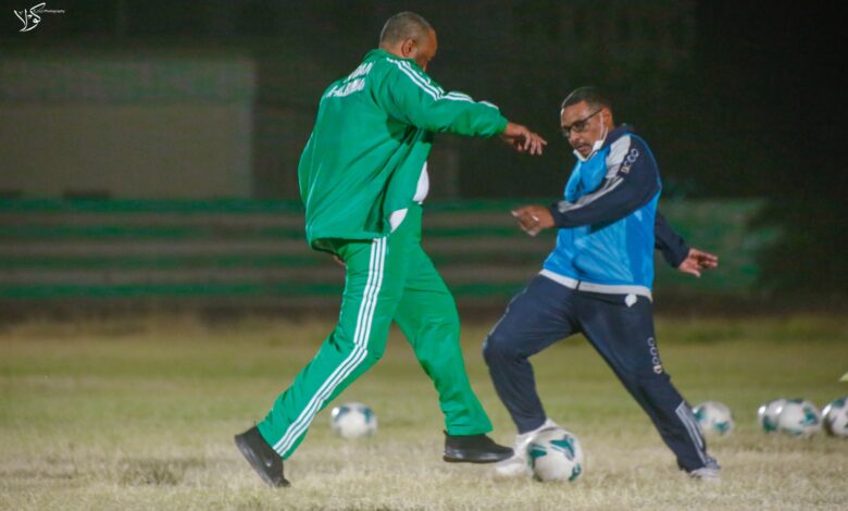 شاهد بالصور.. جمهور مواقع التواصل يعيد نشر لقطات للقائد العام للجيش السوداني يظهر من خلالها وهو يراوغ أحد الوزراء في مباراة كرة قدم بــ(البيضة) ومتابعون: (حطها في قون الدعامة يا برهان) 1 358420792 6784945791516553 1805118334106902525 n