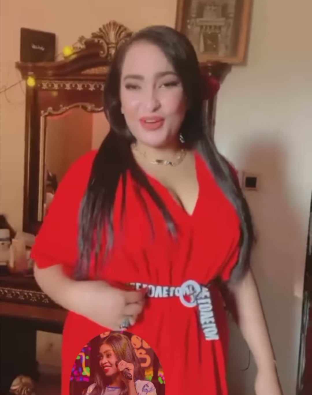 شاهد بالصورة والفيديو.. حسناء سودانية تثير ضجة اسفيرية كبيرة بعد تقديمها فاصل من الرقص الفاضح بأزياء مثيرة للجدل داخل منزلها على أنغام الدولية (أي بقعد ضر) والفنانة صاحبة الأغنية ترد عليها 10 360070649 963044511637935 1575636107757983875 n