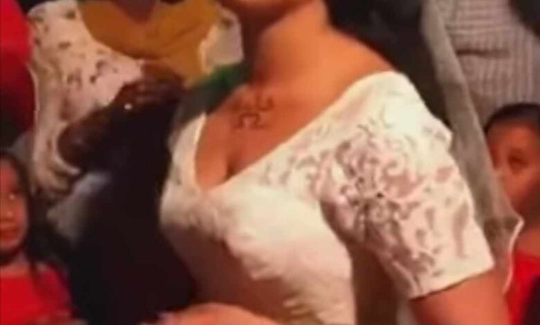 شاهد بالصورة والفيديو.. عروس سودانية حسناء تقدم فاصل من الرقص المثير على أنغام (الزنق والكتم) خلال حفل زفافها والحاضرون يهتفون (سمحة سمحة) 1 361588535 661788538830559 8726209771322761473 n