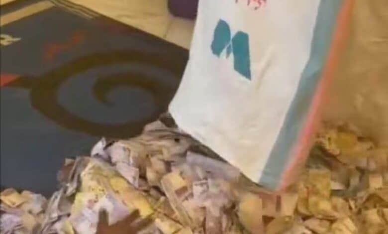 شاهد بالفيديو.. عريس سوداني يحصل على نقطة طائلة تم جمعها داخل (شوالات) خلال حفل زواج أسطوري بمنطقة "دار حامد" وساخرون: (الدعامة لو عرفوا مكان العرس دا كانوا مشوا ليهو) 10 IMG 20230313 WA0111