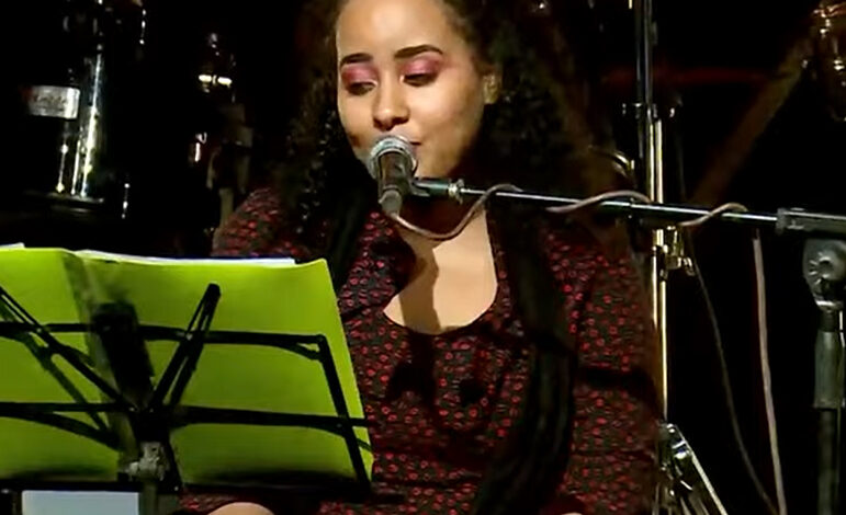 شاهد بالفيديو.. كيف غنّت سلاف الياس "الليمون سقايتو علي يا حاجة لا" 1 sulaf elyas31