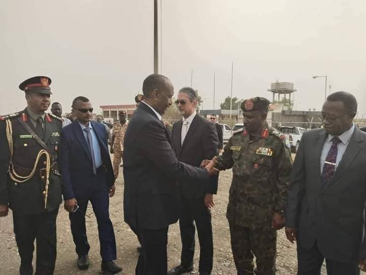 قبل سفره إلى مصر .. البرهان: سنقاتل وسنقاتل .. حتى نصل إلى بر الأمان .. والانتهاء من هذه المحنة أقوياء مرفوعي الرأس 10 البرهان مطار بورتسودان