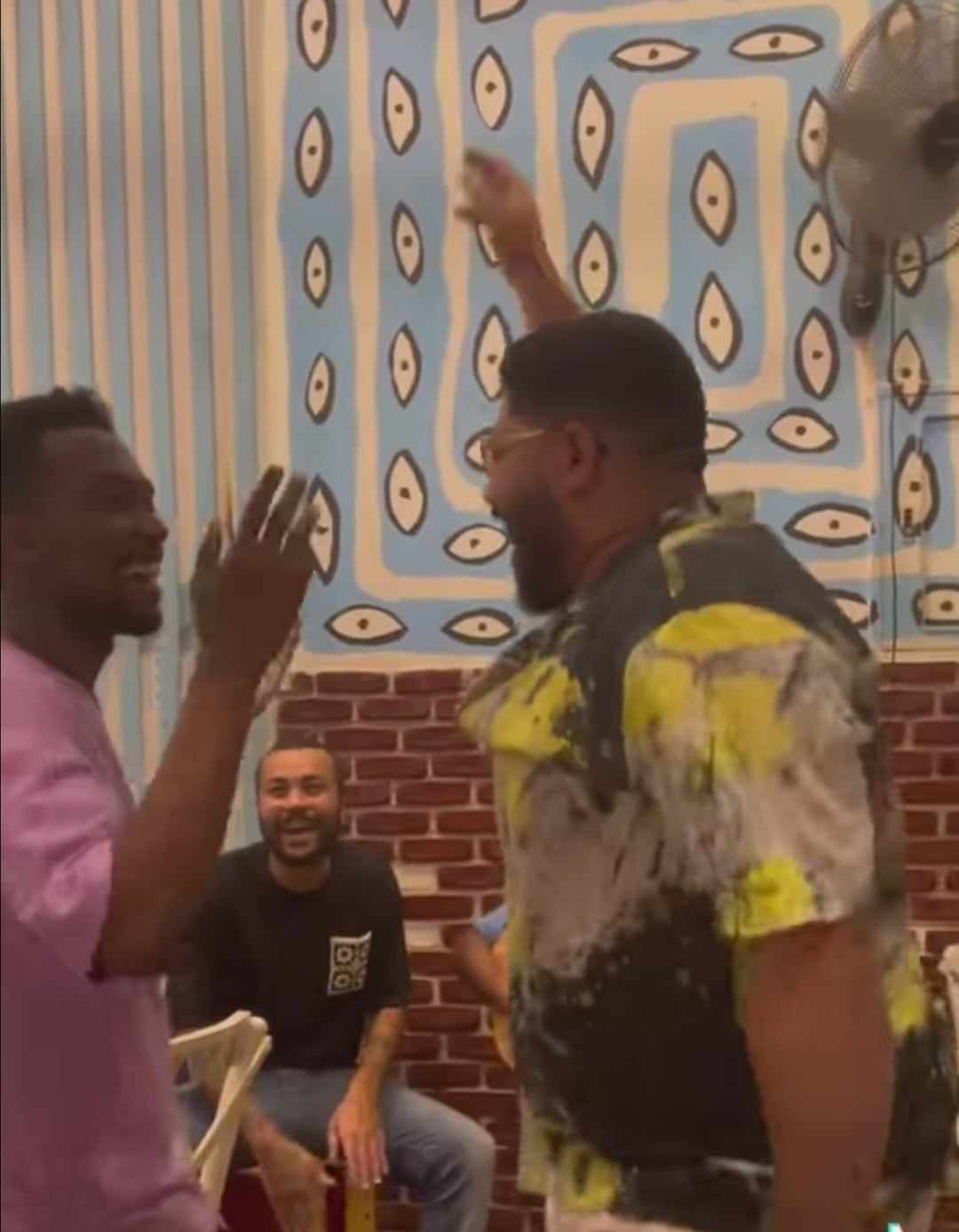 شاهد بالفيديو.. سودانيون ومصريون يتبادلون الرقص داخل "كافيه" في القاهرة على أنغام (مسافر جوبا) ونشطاء مصريون: (يا سلام يتخانقوا في السوشيال ميديا ويرقصوا مع بعض في الكافيه فعلاً شعب واحد) 10 364817530 996666564861025 6555630961906629230 n