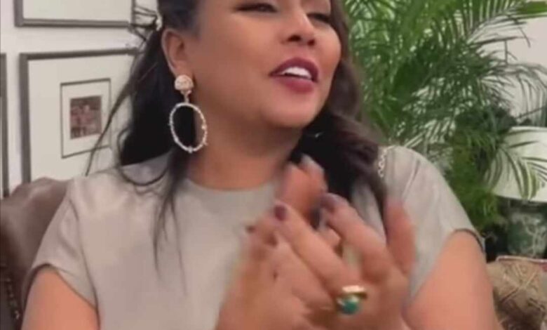 شاهد بالفيديو.. الفنانة هدى عربي تبدي غضبها الشديد من فتاة قامت بتسريب مقطع فيديو لها ووصفتها بــ(الهايجة) والسلطانة ترد عليها: (يهيج عليك المصران والضرس) 1 365028151 3595645237371408 8707729825208297212 n