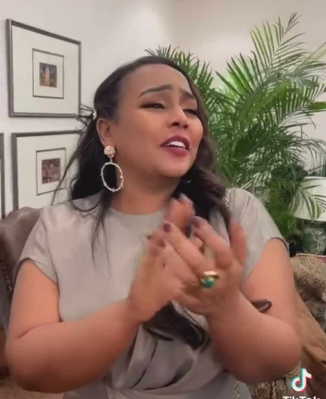 شاهد بالفيديو.. الفنانة هدى عربي تبدي غضبها الشديد من فتاة قامت بتسريب مقطع فيديو لها ووصفتها بــ(الهايجة) والسلطانة ترد عليها: (يهيج عليك المصران والضرس) 10 365028151 3595645237371408 8707729825208297212 n