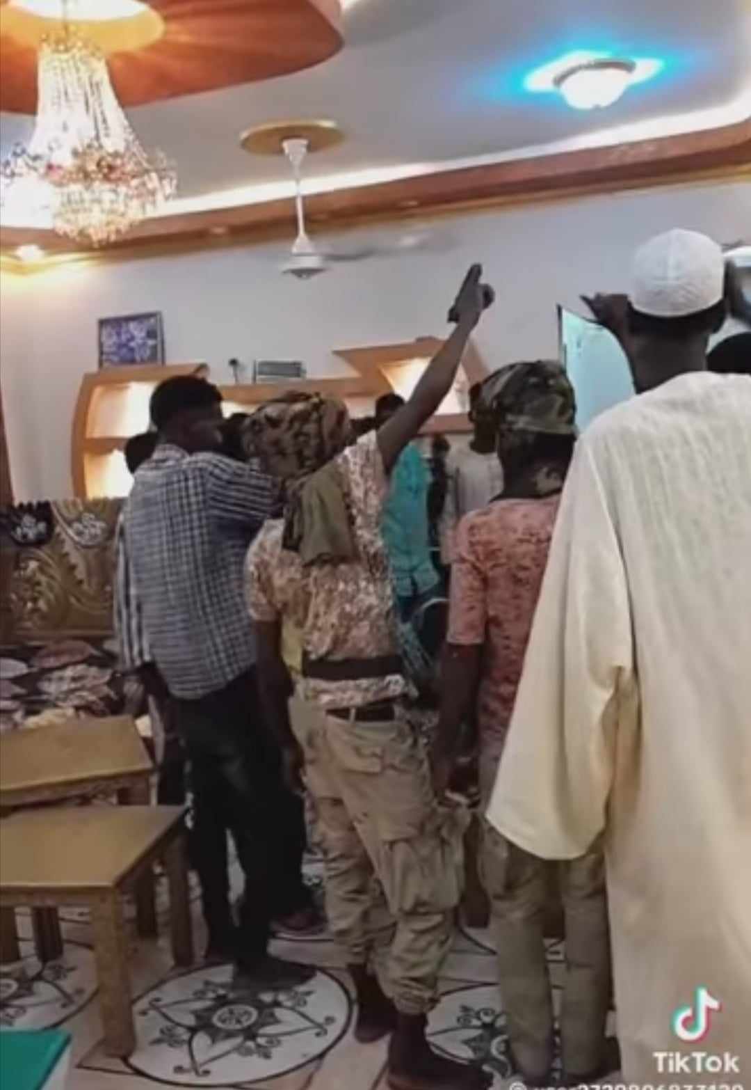 شاهد بالصورة والفيديو.. أفراد من الدعم السريع يقيمون حفل زواج داخل إحدى المنازل التي احتلوها بالخرطوم وسط حضور عدد من النساء وساخرون: (السودان محتاج رقية شرعية بي هليكوبتر) 10 365112741 839222824016321 50489549161779387 n