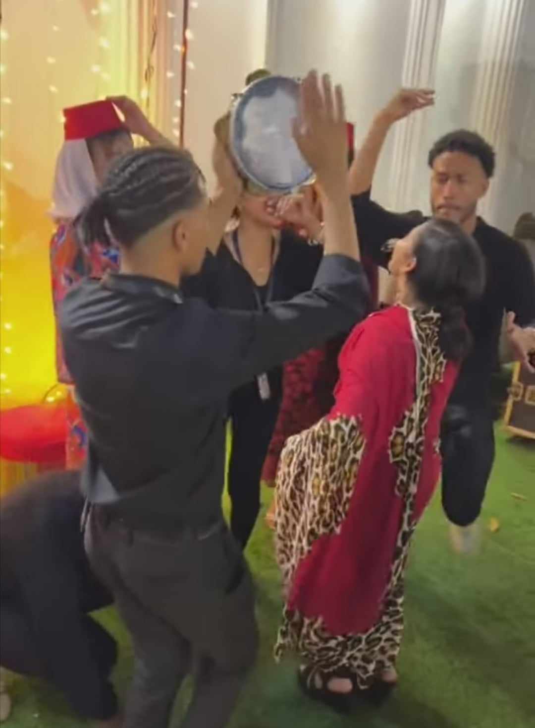 شاهد بالصورة والفيديو.. طلاب وطالبات سودانيون في مصر يشعلون "إيفنت" الجامعات بفاصل من الرقص على أنغام السيرة السودانية ويحصدون المركز الأول متفوقين على كل الجنسيات العربية 10 365326308 1434966124006780 4017454468810726478 n