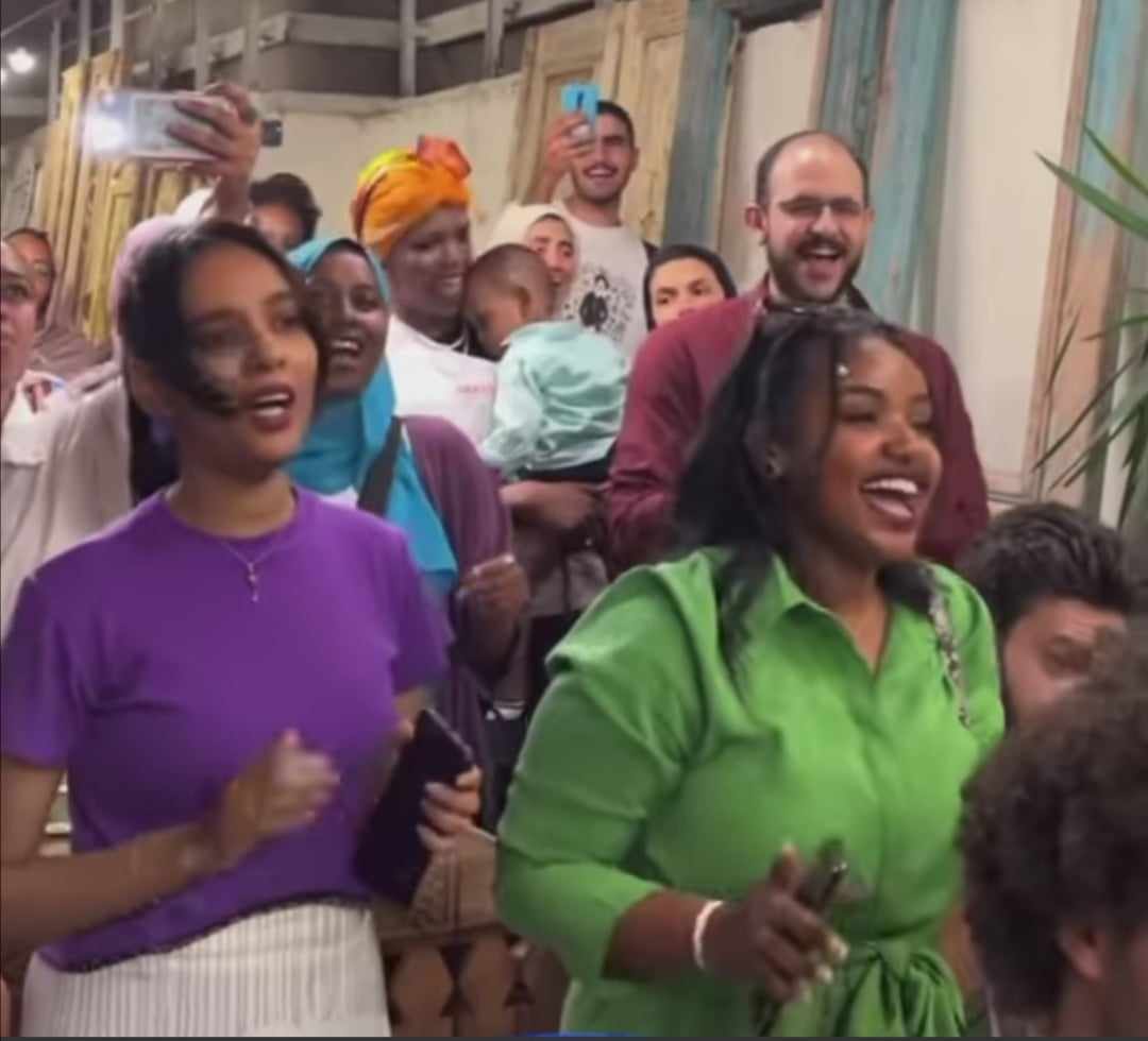 شاهد بالصورة والفيديو.. سودانيون ومصريون من الجنسين يتجمعون داخل كافيه ويغنون ويرقصون على أنغام الأغاني السودانية بصوت فتيات المترو 10 365386300 1275174390032131 4186780774695867732 n
