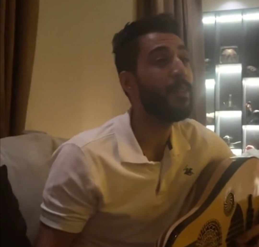شاهد بالصورة والفيديو.. باحساس عالي وصوت جميل مطرب سعودي يغني رائعة الفنان السوداني الراحل هاشم ميرغني (انتي وأنا) 10 365404174 1933680847001616 2512616479886464356 n