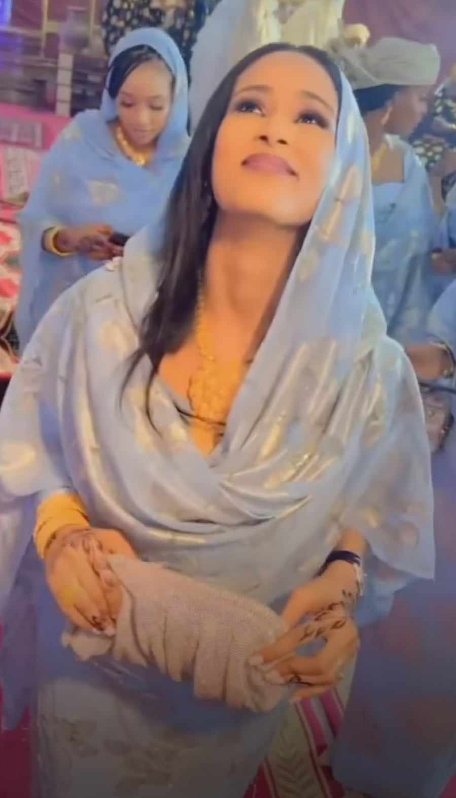 شاهد بالصورة والفيديو.. حسناء سودانية تتبادل الرقص بــ(الرقبة) مع شقيقتها التي تنافسها في الجمال خلال حفل ساهر ويخطفن الأضواء على مواقع التواصل 10 365721650 836925451367776 7084220871701821796 n