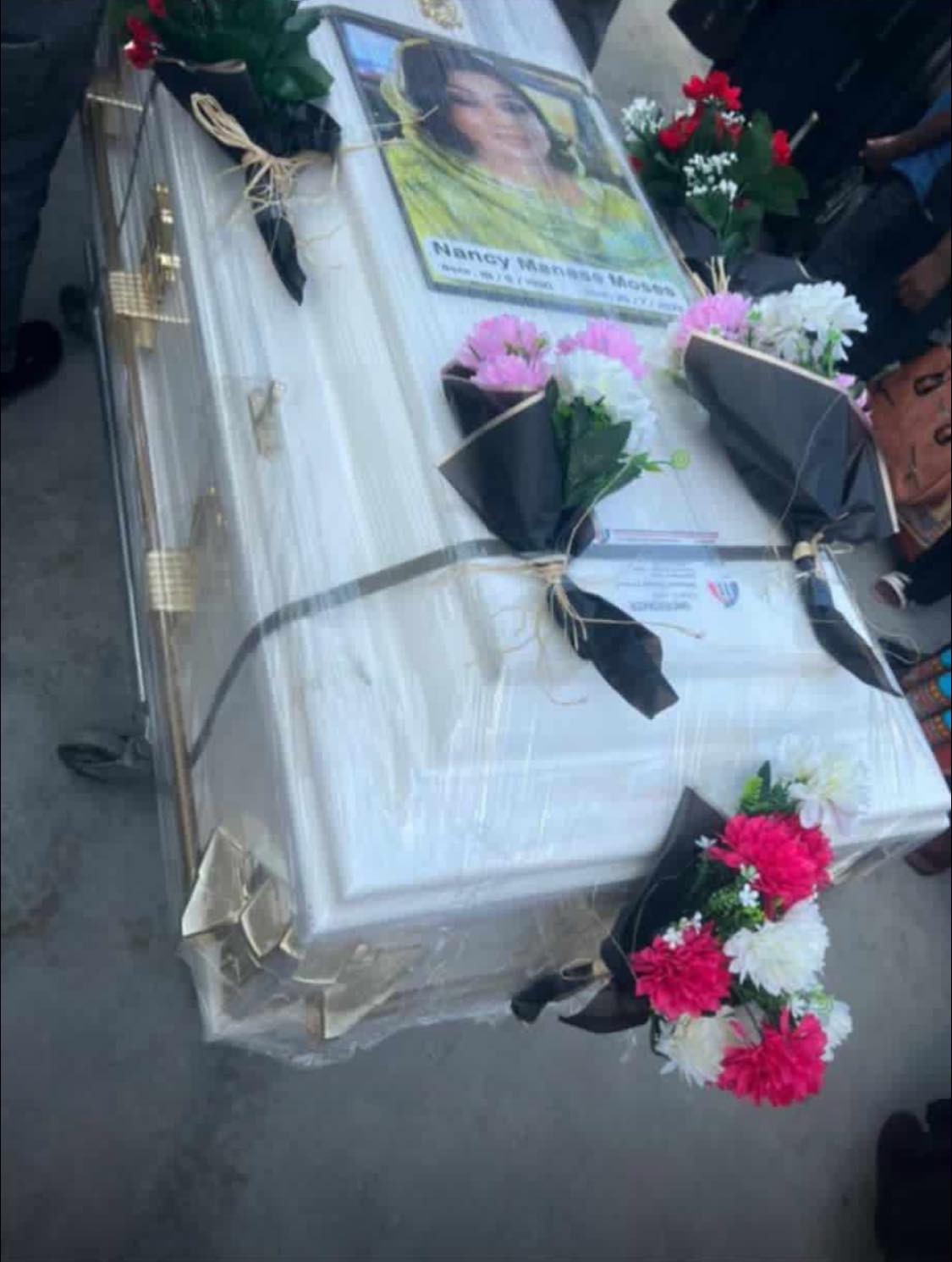 شاهد بالصورة والفيديو.. بعد 25 يوم من وفاتها.. وصول جثمان الفنانة السودانية نانسي الإرسالية من مصر عبر معبر "أشكيت" ولحظة دفنها بمقابر حلفا 2 368300629 319471893973644 7343206625929165133 n