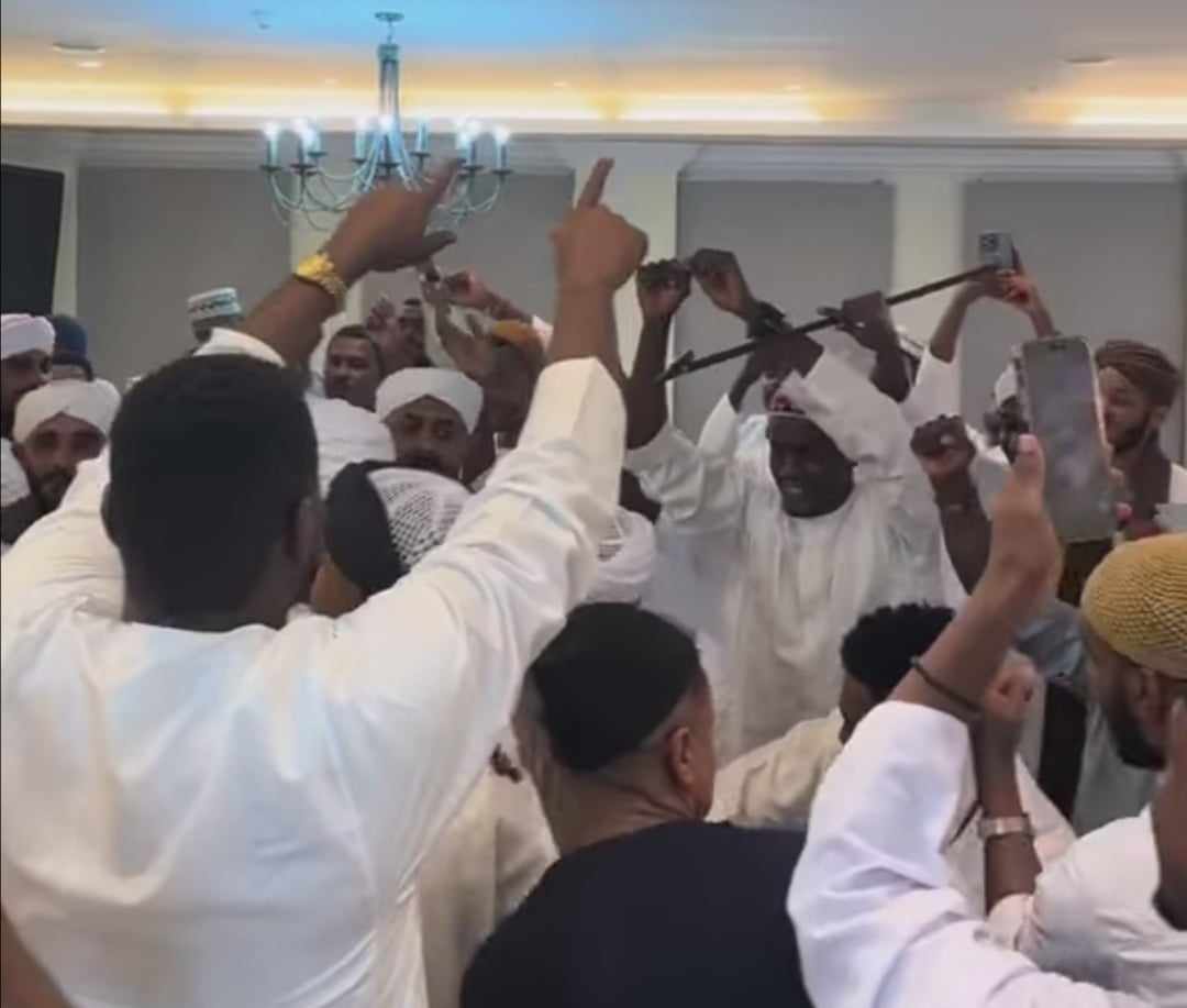 شاهد بالصورة والفيديو.. تحت شعار (أضرب الهم بالفرح) وعلى إيقاع الزنق والكتم شباب سودانيون يتجمعون بالعشرات بالزي القومي الموحد "الجلابية" ويشاركوا صديقهم الأفراح بالعاصمة القطرية الدوحة 10 368948480 957644298665055 6978985612551758557 n
