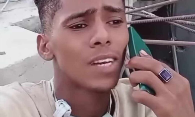 شاهد بالصورة والفيديو.. بطريقة مضحكة.. ناشط سوداني يقلد أفراد الدعم السريع ويسخر من إصرارهم على اقتحام "المدرعات" والجمهور: (قلدهم بطريقة تحلف تقول هو واحد منهم) 1 368957606 1068737790780818 8596646001144346398 n