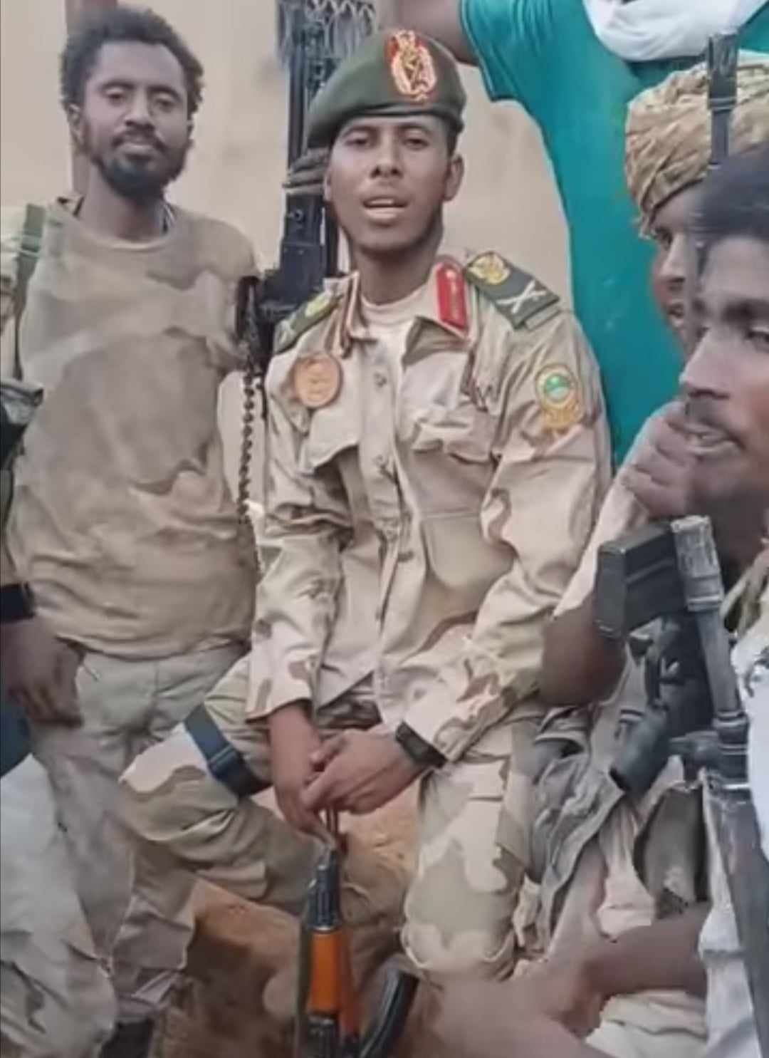 شاهد بالصورة والفيديو.. في لقطة أثارت سخرية المتابعين.. قوات الدعم السريع تقوم بترقية أحد أفرادها من رتبة جندي إلى رتبة لواء ركن مباشرة 10 370252661 1132204687737799 6273578889439795873 n