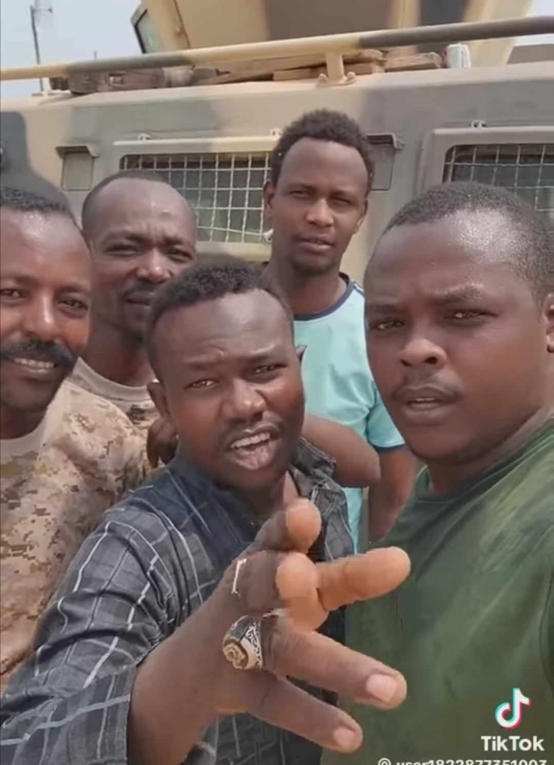 شاهد بالفيديو.. جنود القوات الخاصة يتحدون ضباط الدعم السريع ود ملاح وعمر جبريل بمقابلتهم في أرض المعركة وترك (السكر والدباس) ويوجهون رسالة هامة للسيدة التي ظهرت تمجد في "الدعامة" 10 370753802 661413319268439 5806854560767548322 n