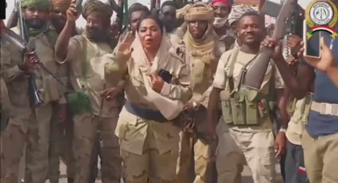 شاهد بالصورة والفيديو.. فتاة حسناء تظهر بالزي العسكري للدعم السريع وتقتحم إحدى إرتكازات "الدعامة" لتحمس الجنود على القتال بأبيات شعر وتؤكد: (الأشاوس ديل بجيبوا ليكم الديمقراطية) 10 372139366 158921493908091 2101959630793492764 n