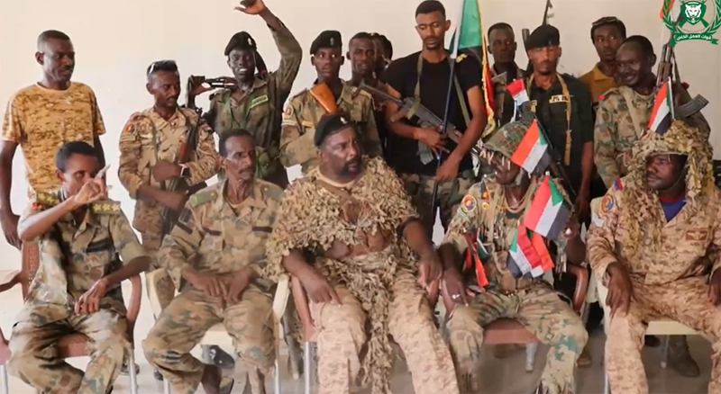 شاهد بالفيديو.. جنود بالجيش السوداني يسخرون من أفراد الدعم السريع..يقلدونهم في رقصاتهم الأخيرة ويبشرون الشعب السوداني: (الشغلة انتهت جهزوا أعلامكم للخروج والاحتفال في الشارع) 10 sd army 14