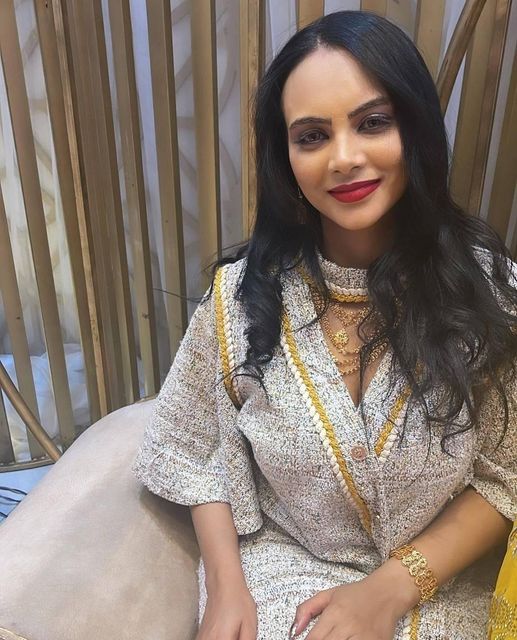 شاهد.. الحسناء السودانية أمول المنير تتجاهل خيانة زوجها حرس قائد الدعم السريع لها بمقطع فيديو ظهرت من خلاله بملابس مثيرة وهي تستعرض جسمها على طريقة عارضات الأزياء 10 امول المنير