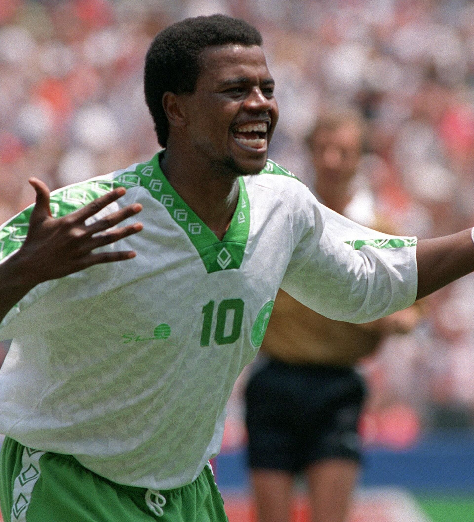 شاهد بالفيديو.. نجم الكرة السعودية وصاحب أشهر هدف في كأس العالم سعيد العويران يرقص ويغني ويتفاعل داخل سيارته على أنغام أغاني "الهجيج" السودانية 10