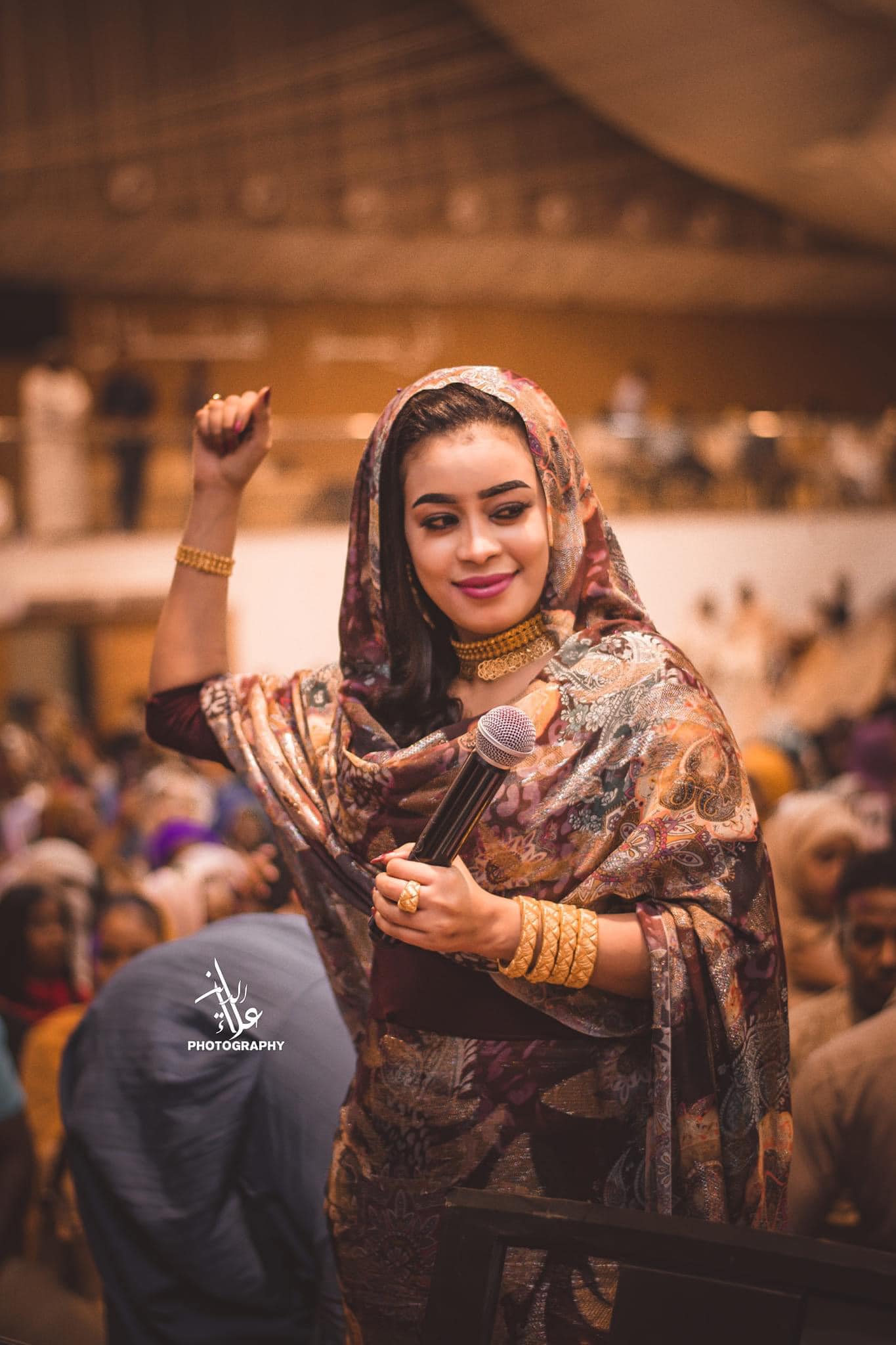 شاهد بالفيديو.. الفنانة إيمان الشريف تحيي حفل بخميس مشيط بالسعودية وسط فوضى عارمة من الجمهور واختلاط الشباب مع العوائل والمطربة تمنع (اللايف) 10 312887457 1466200247188561 6071945545330006990 n