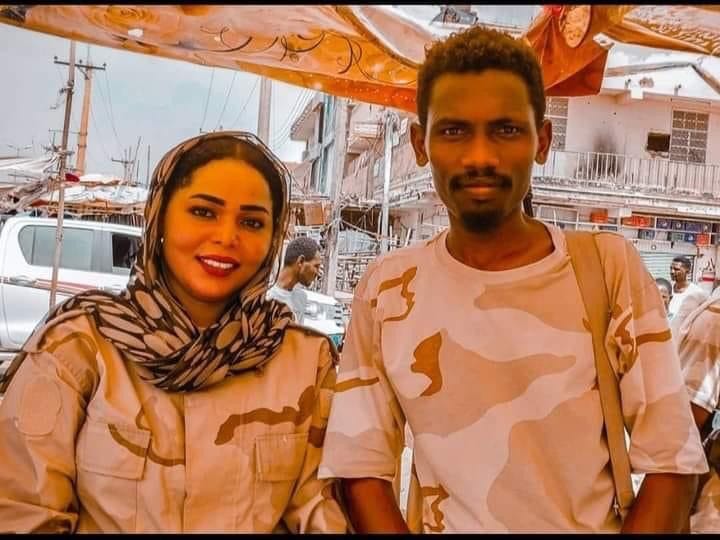 شاهد بالفيديو.. نساء سودانيات يقبضن على سيدة اشتهرت داخل الحي بتعاونها مع قوات الدعم السريع ويقمن بتسليمها للجهات النظامية 10 371059375 7024596614259415 3364829425442936841 n