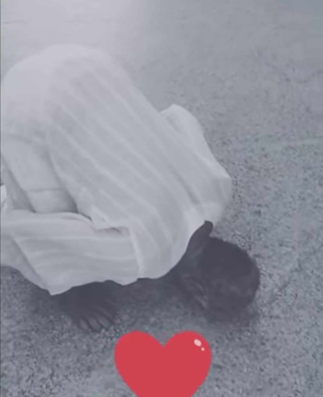 شاهد بالصورة والفيديو.. أب سوداني يسجد في الأرض شكراً لله بعد أن شاهد إبنه الشاب لأول مرة بعد الحرب 10 372725307 1379521346240832 5044567702582631475 n