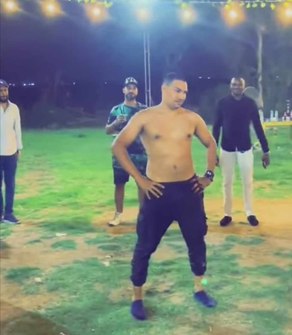 شاهد بالصورة والفيديو.. مواطن مصري يقتحم حفل سوداني للفنانة عوضية عذاب بمصر ويثبت ويركز لجلد "السوط" بكل شجاعة ورجولة والحاضرون يحتفلون به 10 375697630 333290179138882 8491309874489551059 n