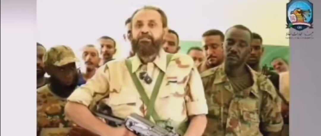 شاهد بالصورة والفيديو.. بعد أن قامت قوات الدعم السريع بقتل إبنه ونهب ماله.. مواطن سوداني يحمل السلاح وينضم للقوات المسلحة للدفاع عن الوطن ويطالب المواطنين بالسير على نهجه 10 377122076 1881350505595180 2671894897343228060 n