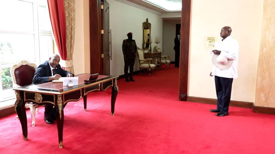 هو موسيفيني كان بمتحن في البرهان ولا شنو؟ صورة تشعل شبكات التواصل الاجتماعي في السودان 11 burhaninuganda