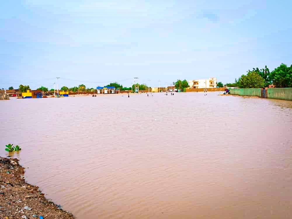 سيول جارفة تؤدي إلي قطع طريق التحدى 10 rainsudan