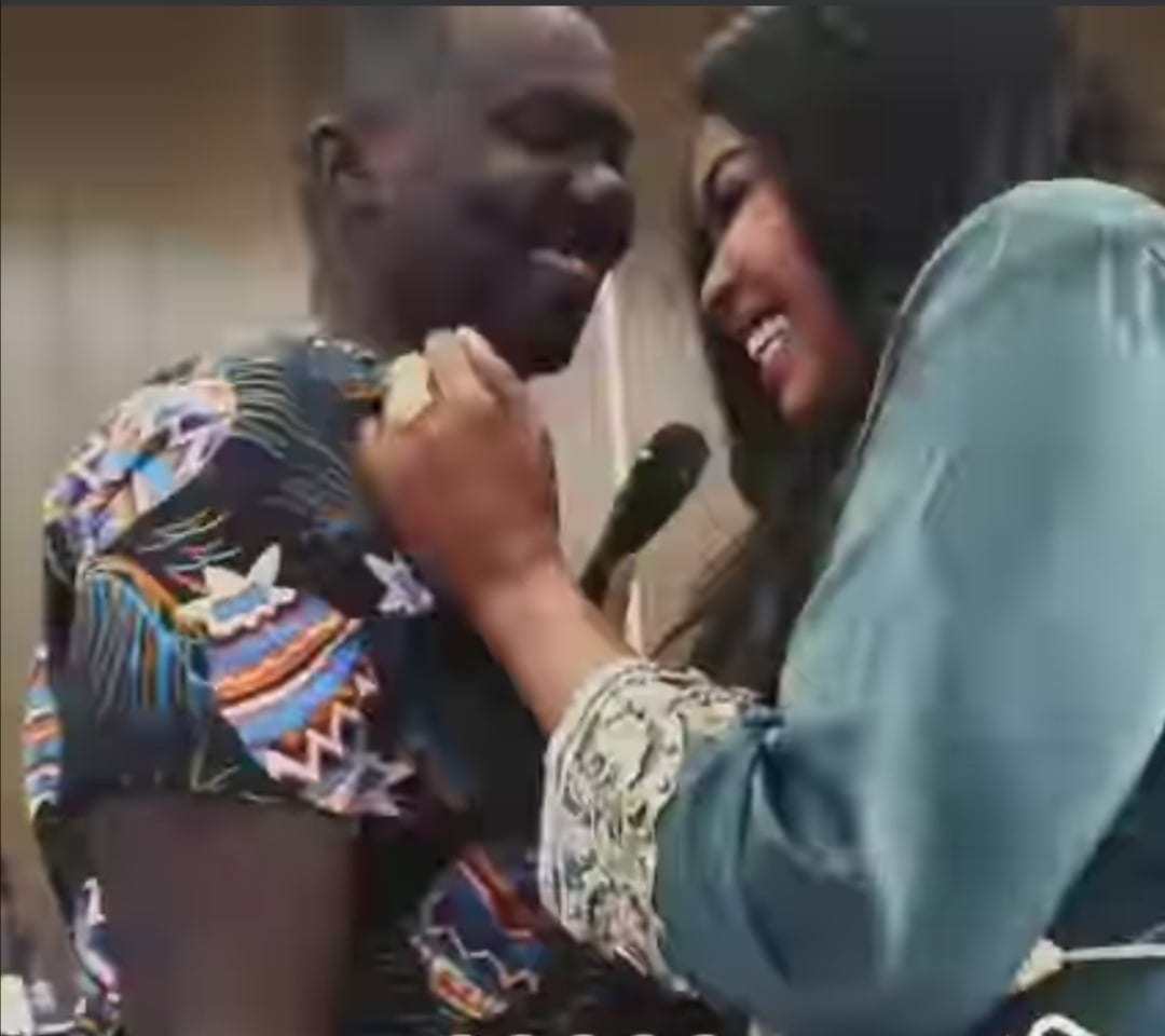 شاهد بالفيديو.. عضو فرقة الفنان يوسف البربري "الكورس" الشهير عكرمة ينفصل عن الفنان ويغني لوحده في حفل بالقاهرة قدم من خلاله فواصل من الرقص الفاضح بمؤخرته وسط استياء المتابعين 10 فنانة وراقص