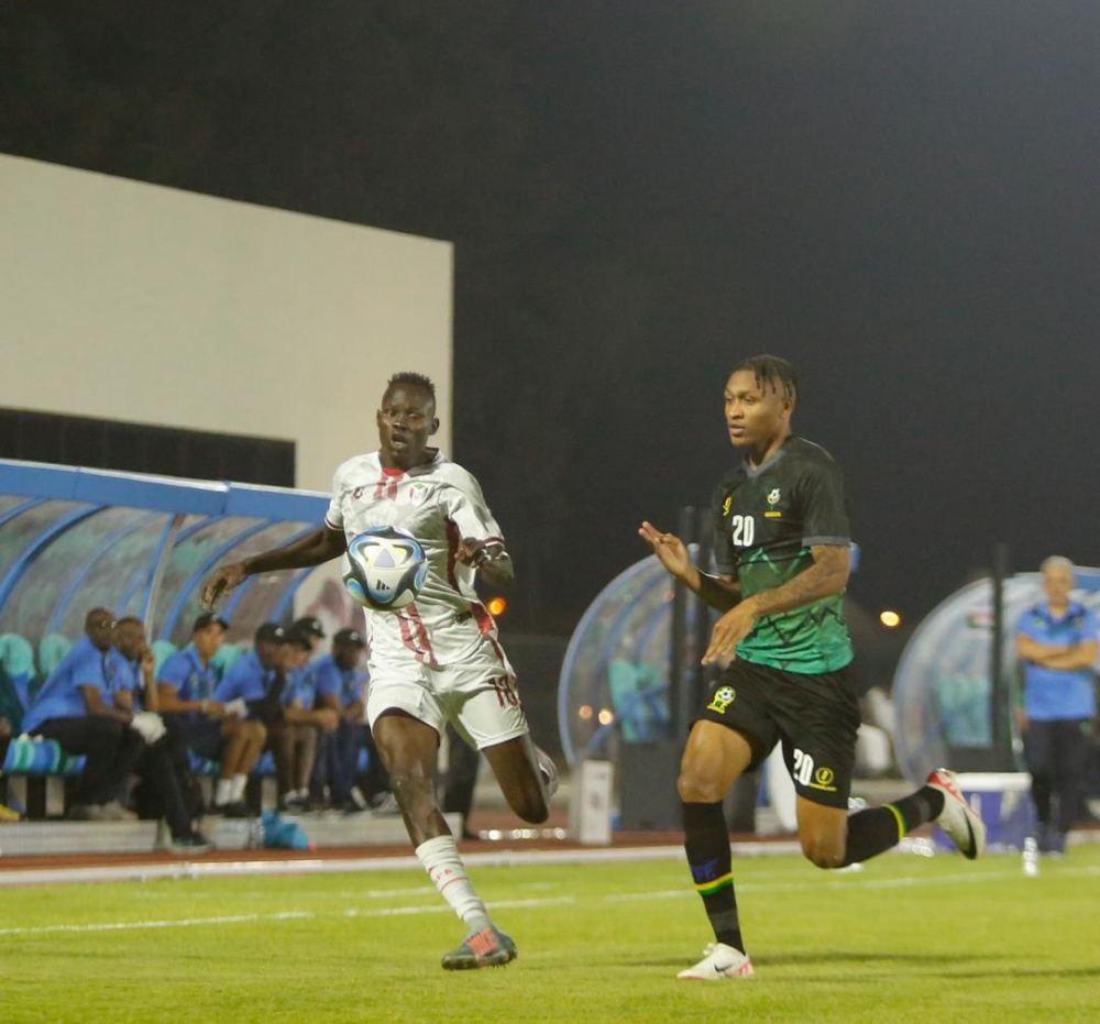 شاهد.. معلق تشادي يسخر من لاعبي منتخب بلاده بعد خسارتهم من المنتخب السوداني: (ناس ما مرتاحين السوخوي يضرب فوقهم والبيوت تنكسر والناس بتموت وبعد كدة يغلبوكم) 10 123416 0