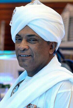 شاهد بالفيديو.. فاشونيستا سوداني يشيد بأزياء الفنانات ندى القلعة وإيمان الشريف وينتقد الفنانة هدى عربي بسبب سقوط الثوب عن رأسها ويطالبها بكشف شعرها 1 16 08 2016 07 5