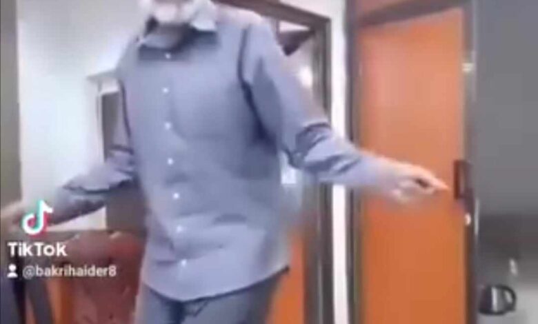 شاهد بالصورة والفيديو.. حاج سوداني يقدم فاصل من الرقص المثير على أنغام (يا حليل الفكي الجاب ليكم العرقي) وساخرون: (البرقص ما بغطي دقنه بس انت كان تغطي الشيب دا) 1 368514965 1591825708018344 891397013992734022 n