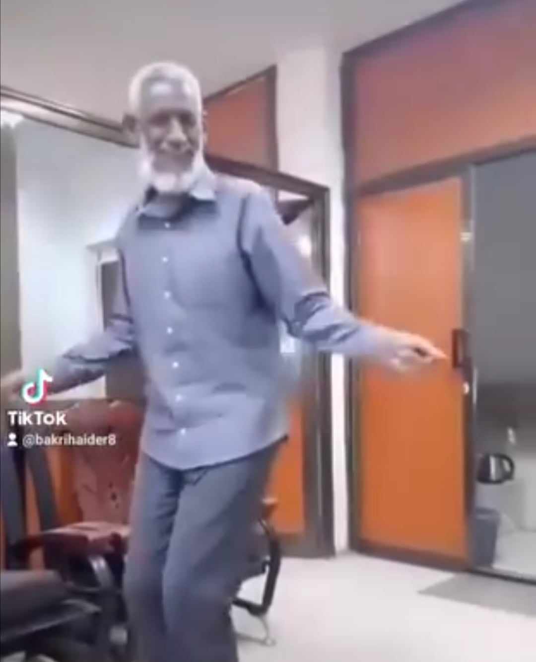 شاهد بالصورة والفيديو.. حاج سوداني يقدم فاصل من الرقص المثير على أنغام (يا حليل الفكي الجاب ليكم العرقي) وساخرون: (البرقص ما بغطي دقنه بس انت كان تغطي الشيب دا) 10 368514965 1591825708018344 891397013992734022 n