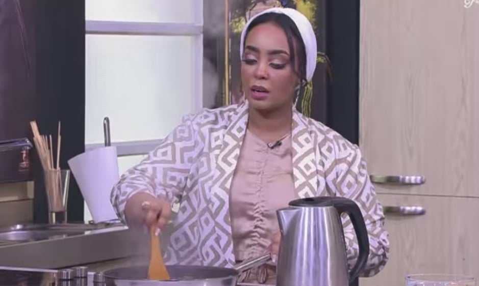 شاهد بالفيديو.. خبيرة تجميل سودانية تشرح وتعدد فوائد "الدلكة" السودانية خلال استضافة على إحدى القنوات المصرية ونجمات مواقع التواصل ينتقدنها لهذا السبب 10 386877610 1081097413262448 6907540869894590473 n