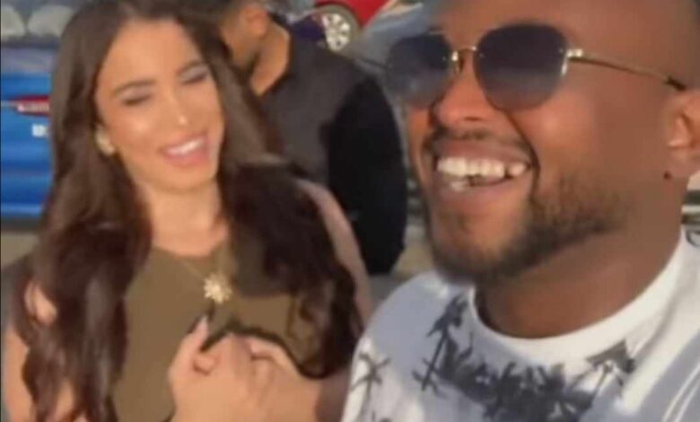 شاهد بالفيديو.. شاب سوداني يقف مع حسناء العرب "ياسمين" في الشارع العام ويتغزل في جمالها بأبيات شعر بالدارجية السودانية والحسناء تتفاعل معه وتعبر عن خجلها (ما تحلفش) 1 387627718 4553707098292243 2235277027873448475 n