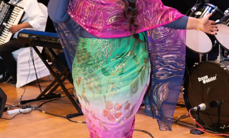 شاهد بالفيديو.. الفنانة هدى عربي تظهر أقدامها وتستعرض بــ(الحجل) والجمهور ينتقدها 1 387811518 1970740416641087 7764405737667873506 n