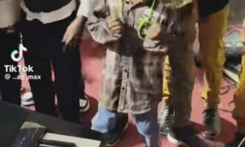 شاهد بالفيديو.. طفل سوداني يدهش العازف والحاضرين بتقديمه وصلة رقص على أنغام موسيقى "الزنق والكتم" ويعلم أصدقائه فنون الرقص الأفريقي خلال حفل بالسودان وساخرون: (الشبلي مارق مروق ما طبيعي) 1 393513504 275522045454494 138671264321412123 n