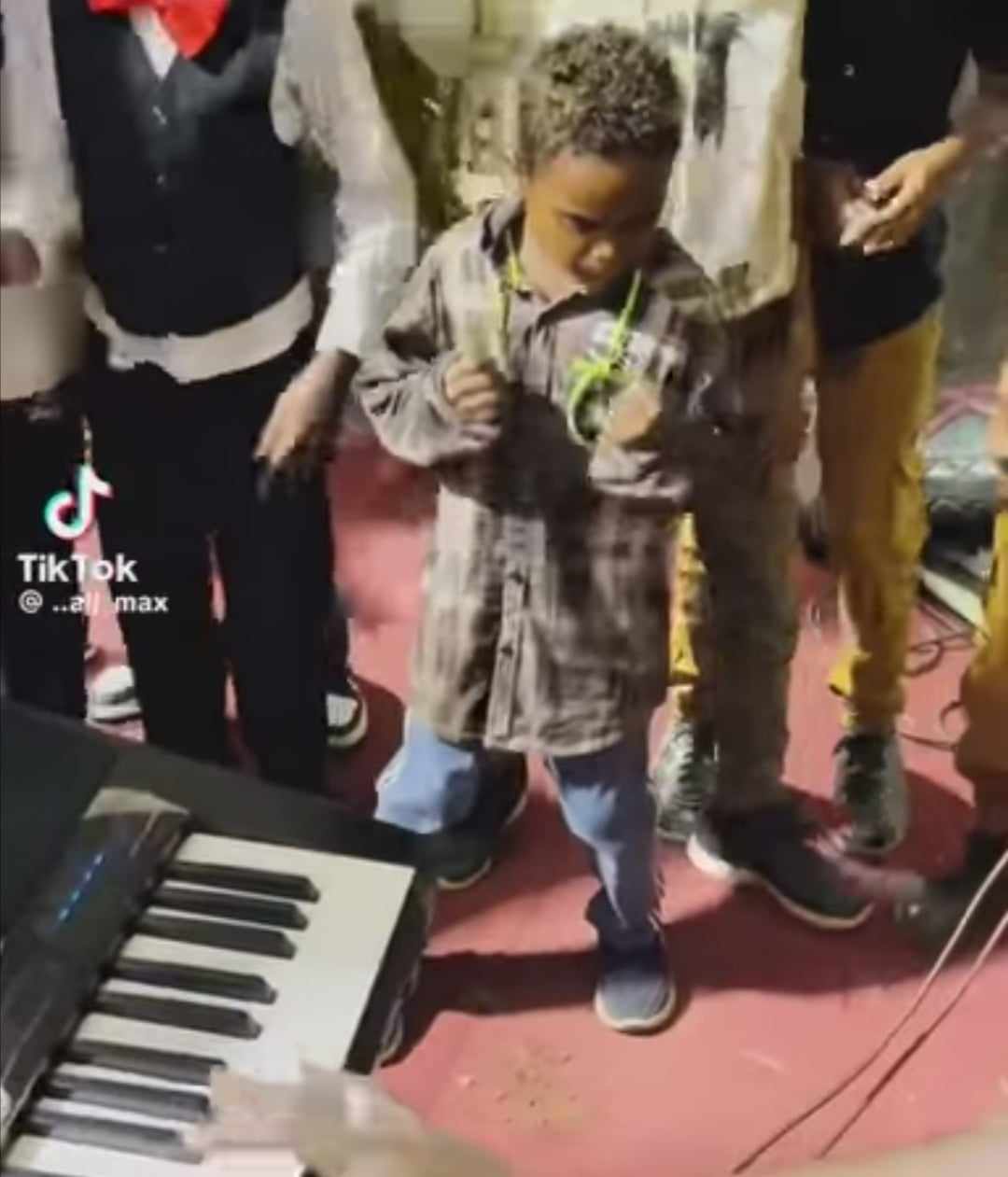 شاهد بالفيديو.. طفل سوداني يدهش العازف والحاضرين بتقديمه وصلة رقص على أنغام موسيقى "الزنق والكتم" ويعلم أصدقائه فنون الرقص الأفريقي خلال حفل بالسودان وساخرون: (الشبلي مارق مروق ما طبيعي) 10 393513504 275522045454494 138671264321412123 n