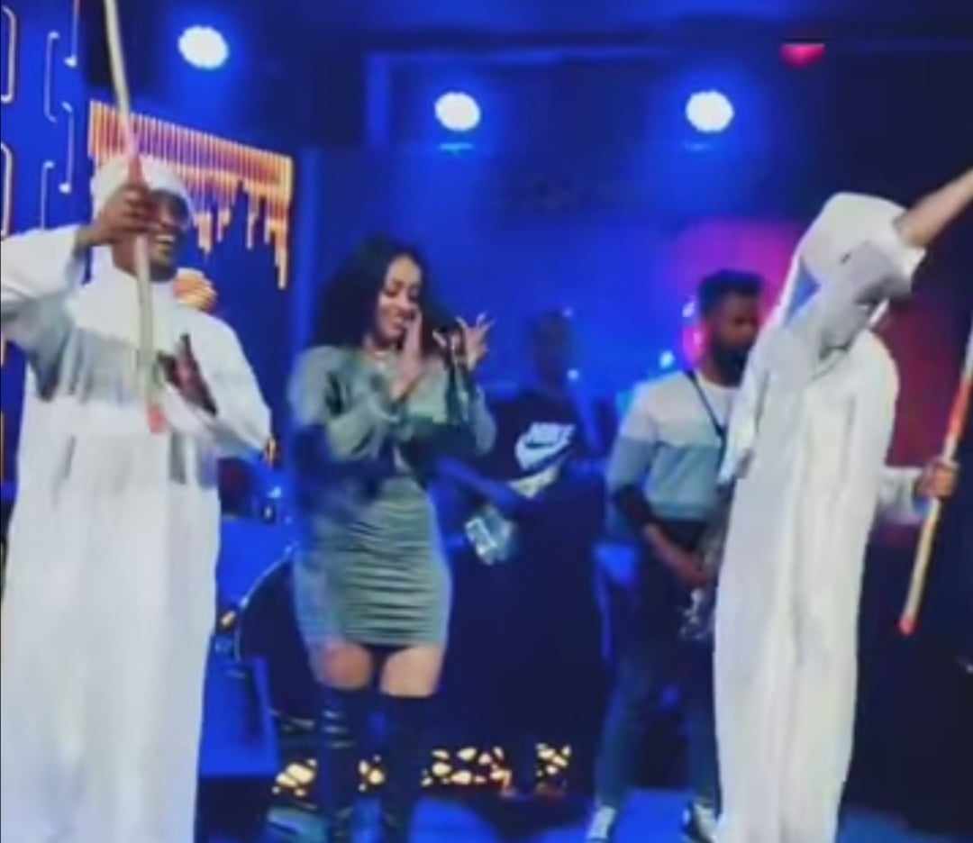 شاهد بالفيديو.. حسناء أثيوبية فائقة الجمال تغني أغنية الفنانة منال البدري (راجل التهريب) خلال حفل بنادي ليلي وتصطحب معها راقصون يقلدون رجال السودان عبر ارتداء "الجلابية" وساخرون: (لما التقليد يطلع أحلى من الأصلي) 10 393678375 379672224484319 686911645412928458 n