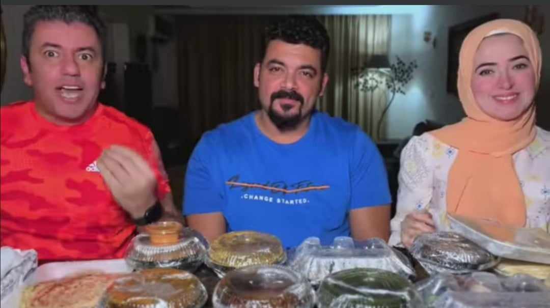 شاهد بالصورة والفيديو.. نجوم مصريون يجربون الأكل السوداني ( الأقاشي والملوخية المفروكة وسلطة الدكوة) ويجمعون على جماله وطعامته 10 393736297 1394004174827165 4700755310718671805 n